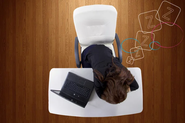 Jovem empresária sonolenta no trabalho — Fotografia de Stock
