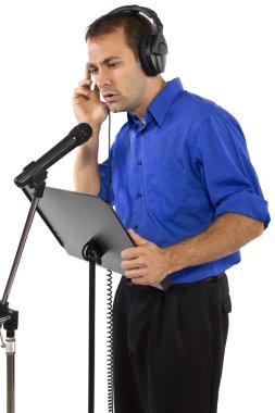 Sanatçı veya bir microphon şarkıcı erkek sesi