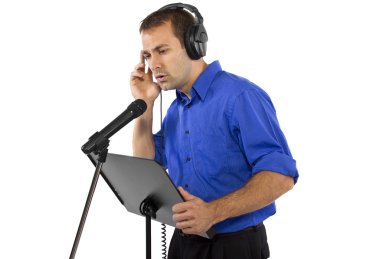 Sanatçı veya bir microphon şarkıcı erkek sesi
