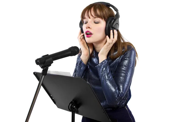 Donna che canta o legge una sceneggiatura per voice over — Foto Stock