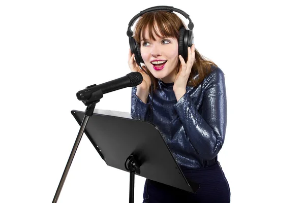 Frau singt oder liest ein Drehbuch für Voice over — Stockfoto