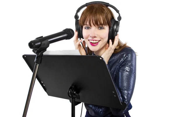 Frau singt oder liest ein Drehbuch für Voice over — Stockfoto