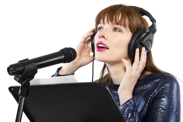 Kvinna sjunger eller läser ett manus för röst över — Stockfoto