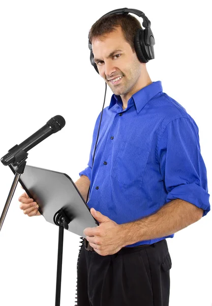Mannelijke Voice-over artiest of zanger op een microfoon — Stockfoto