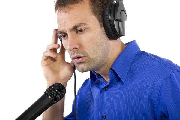 Mannelijke Voice-over artiest of zanger op een microfoon — Stockfoto