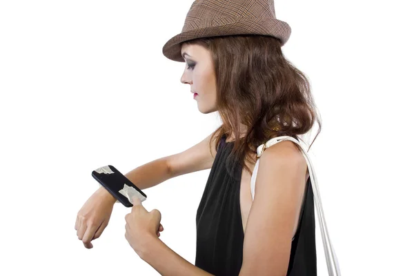 Сотовый телефон, приклеенный к женскому запястью, как самодельные умные часы — стоковое фото