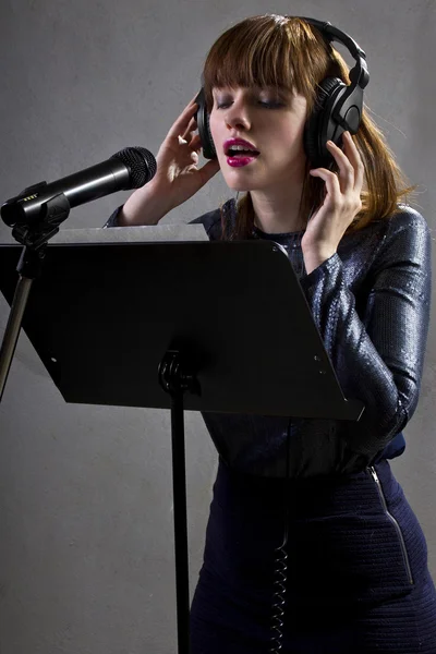 Cantante leyendo letras — Foto de Stock