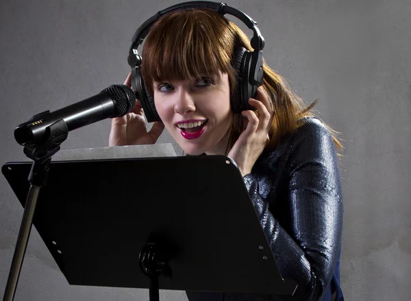 Cantante leyendo letras — Foto de Stock