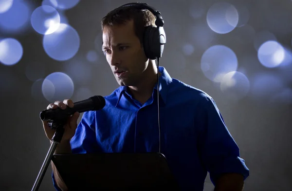 Male voice over artist on a microphone — Stock Photo, Image