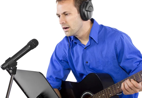 Cantante sosteniendo una guitarra —  Fotos de Stock