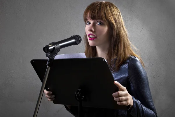 Cantora a ler letras — Fotografia de Stock