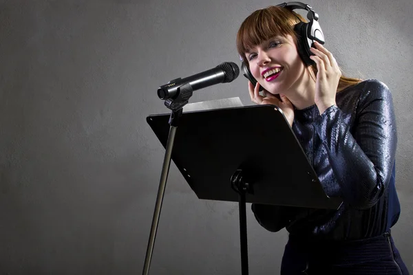 Cantante leyendo letras — Foto de Stock