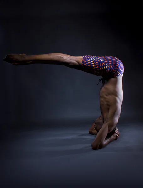 Fekete férfi csinál fejjel lefelé jóga — Stock Fotó