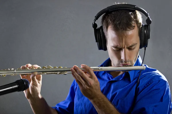 Manliga flöjt spelare i en inspelningsstudio — Stockfoto