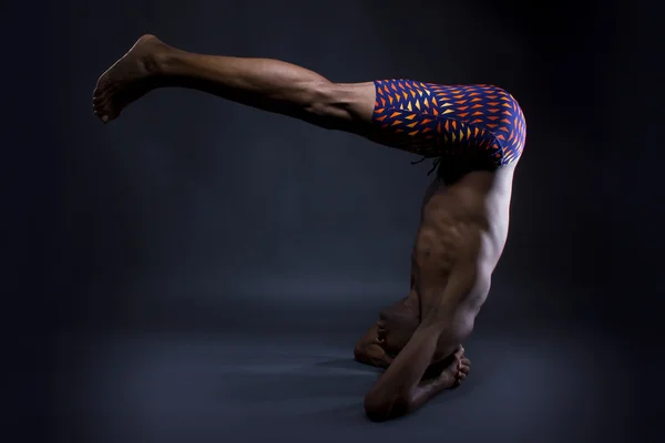 Black man doing upside down yoga — Stock Photo, Image