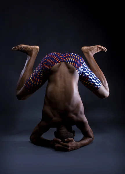 Hombre negro haciendo yoga al revés —  Fotos de Stock