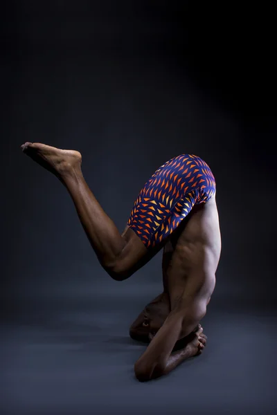 Hombre negro haciendo yoga al revés —  Fotos de Stock