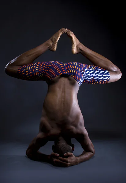Czarny człowiek robi do góry nogami w dół jogi — Zdjęcie stockowe