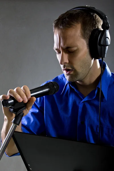 Voz masculina sobre artista em um microfone — Fotografia de Stock