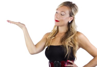 Sarışın kadın yardım sunma