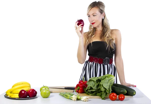 Feminino olhando para frutas e legumes — Fotografia de Stock