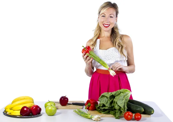 Femme préparant des fruits et légumes — Photo