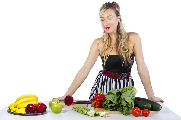 Feminino olhando para frutas e legumes — Fotografia de Stock