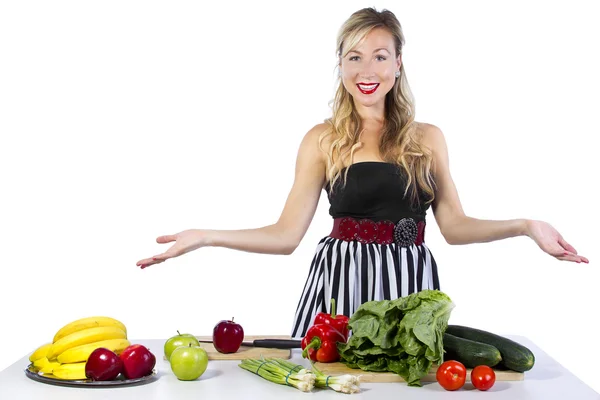 Weibchen betrachten Obst und Gemüse — Stockfoto