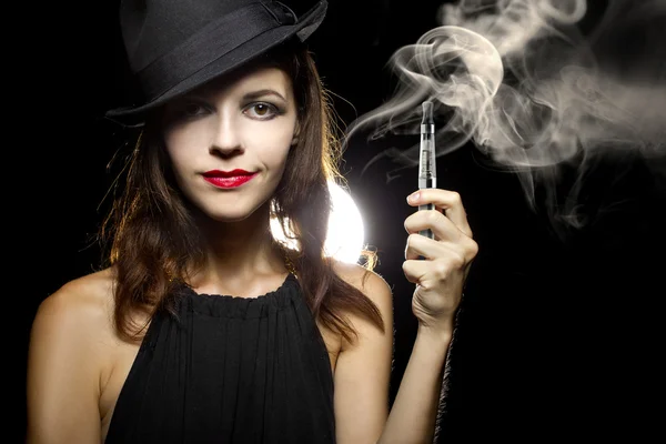 Donna che vaporizza una sigaretta elettronica — Foto Stock