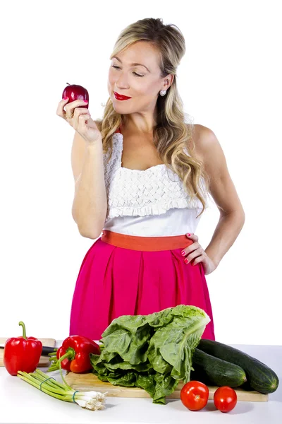 Femme préparant des fruits et légumes — Photo