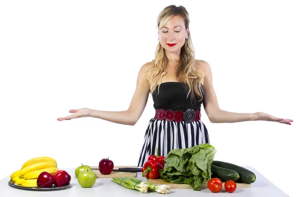 Feminino olhando para frutas e legumes — Fotografia de Stock