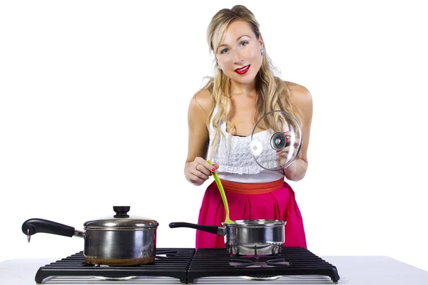 Kaukasische Weibchen kochen Suppe — Stockfoto