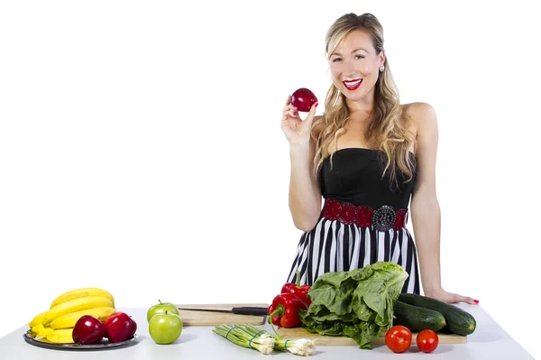 Feminino olhando para frutas e legumes — Fotografia de Stock