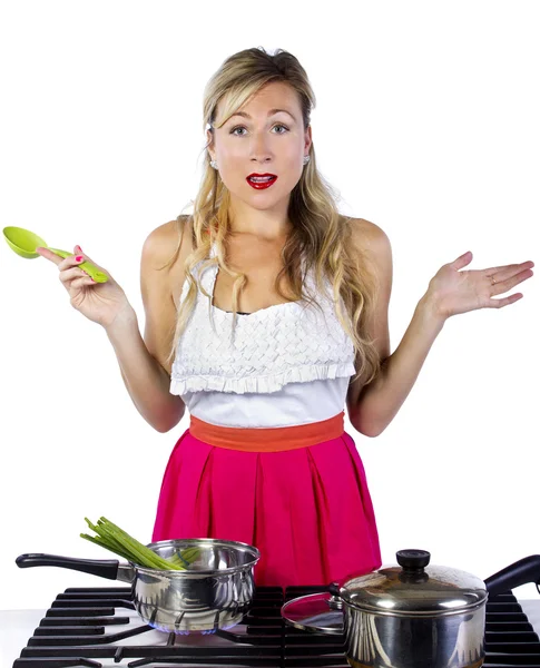 Kaukasische Weibchen kochen Suppe — Stockfoto