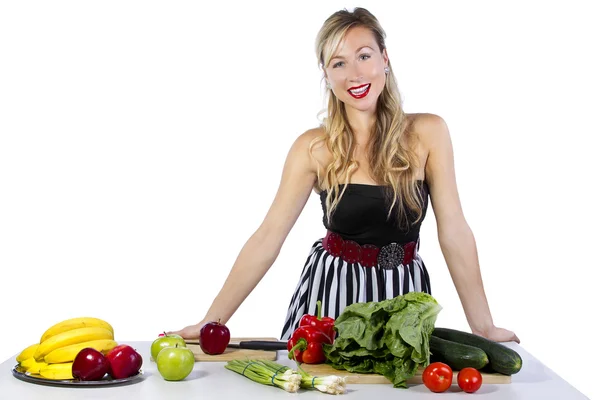 Žena při pohledu na ovoce a zeleninu — Stock fotografie