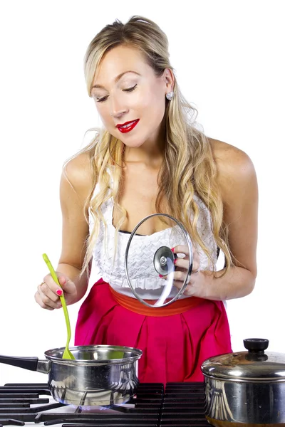 Femme caucasienne faisant soupe — Photo