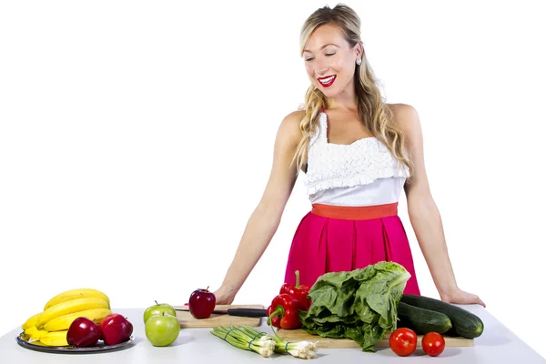 Mujer preparando frutas y verduras — Foto de Stock