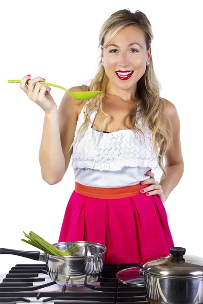 Mulher branca fazendo sopa — Fotografia de Stock