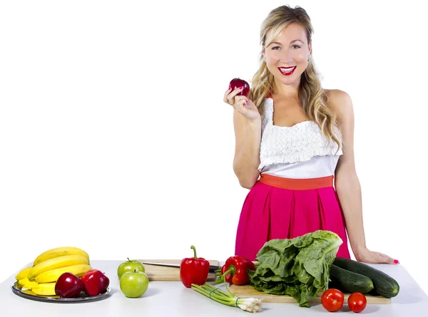 Женщина готовит фрукты и овощи — стоковое фото