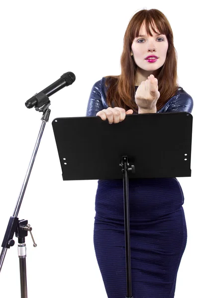 Девушка говорит в микрофон и жестикулирует — стоковое фото