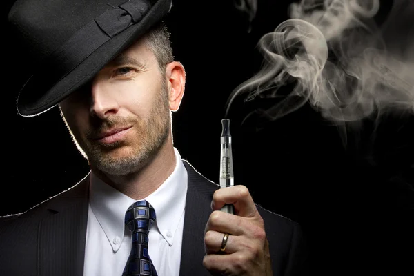 Homme fumant une cigarette vapeur — Photo