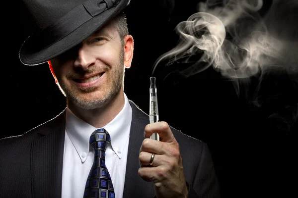 Άνθρωπος που καπνίζει ένα τσιγάρο ατμός — Φωτογραφία Αρχείου
