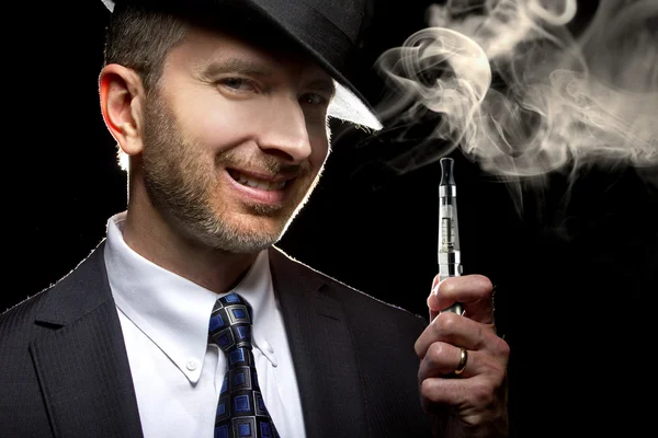 Man smoking a vapor cigarette — Stock Photo, Image