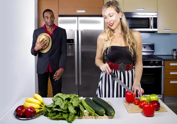 Couple se préparant dans la cuisine — Photo