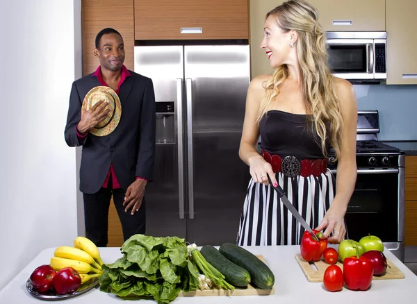 Pareja preparándose en la cocina —  Fotos de Stock