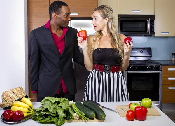 Coppia che si prepara in cucina — Foto Stock