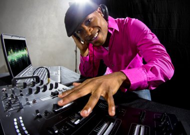 Cool bir partide Afro-Amerikan erkek Dj oyun müzik
