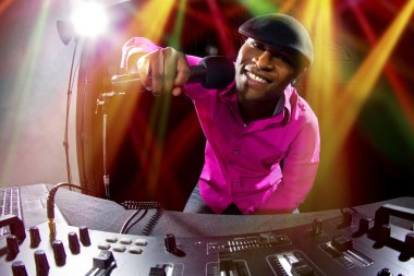 Cool bir partide Afro-Amerikan erkek Dj oyun müzik