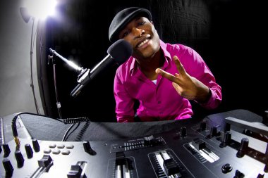Cool bir partide Afro-Amerikan erkek Dj oyun müzik