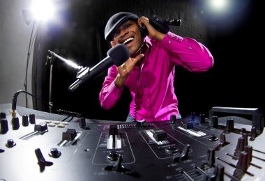 Cool bir partide Afro-Amerikan erkek Dj oyun müzik